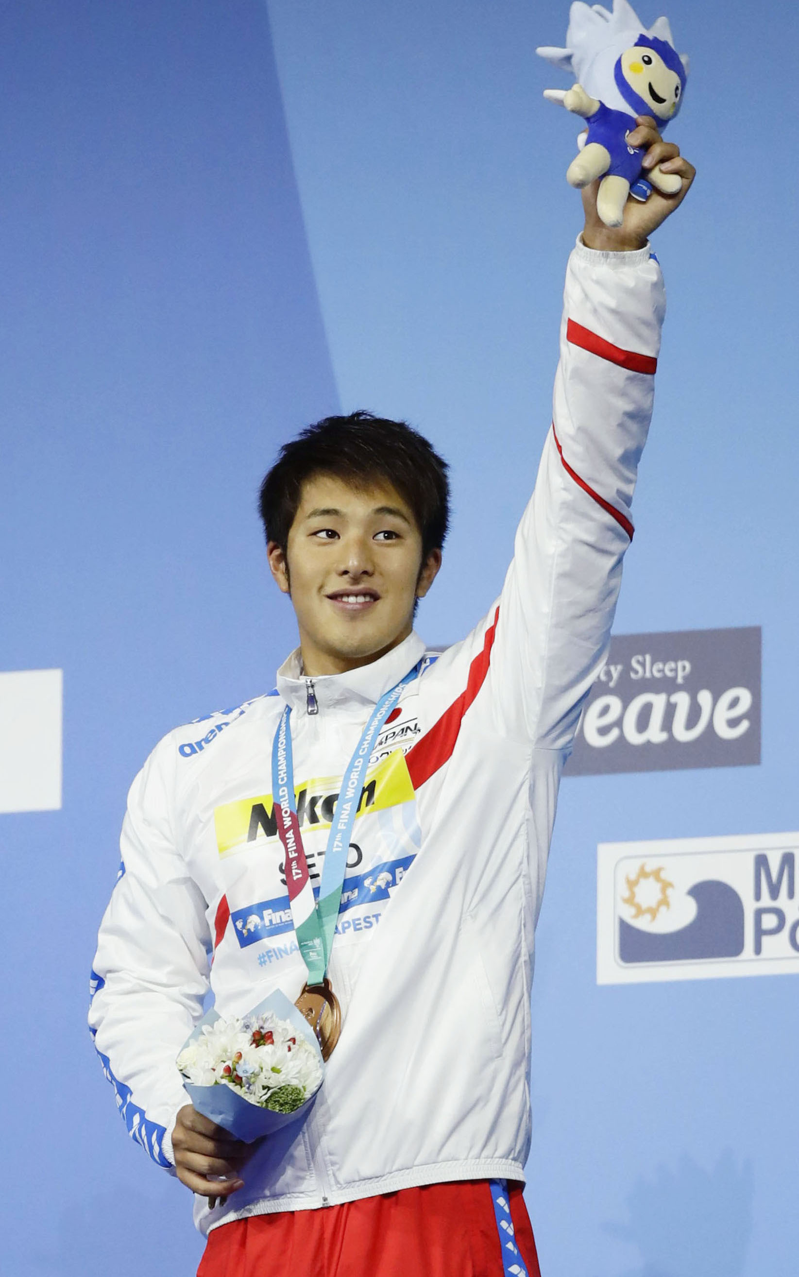 男子400m個人メドレーで銅メダルを獲得し、表彰式で歓声に応える瀬戸大也選手(共同)