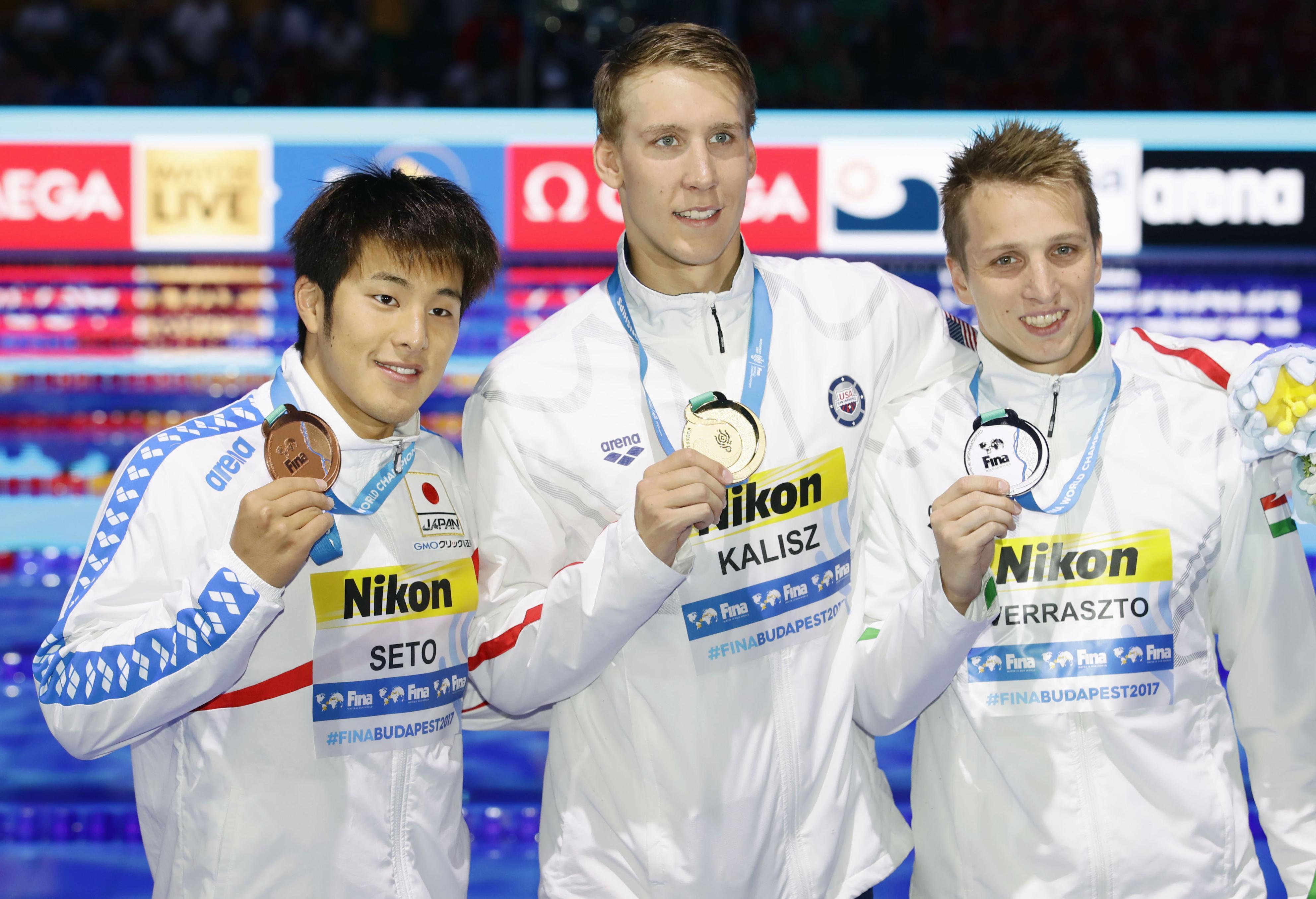 男子400m個人メドレーで獲得した銅メダルを手にする瀬戸大也選手(左)(共同)