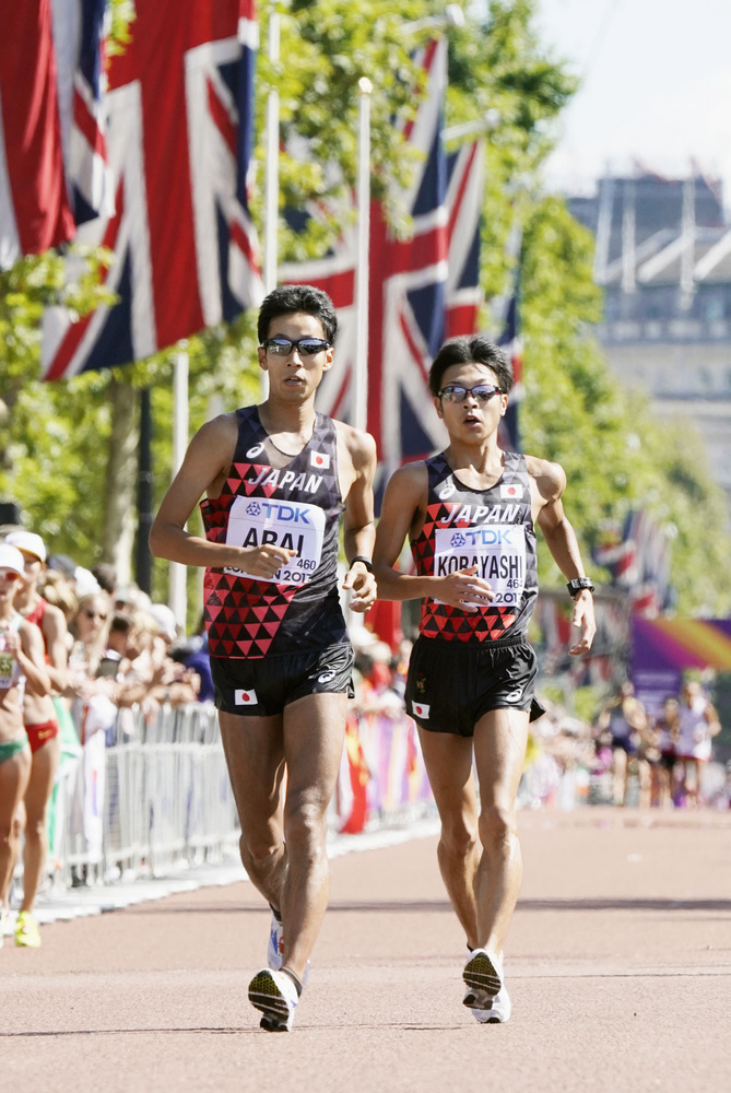 男子50キロ競歩で銀メダルを獲得した銅メダルの小林快選手(右)=ロンドン(共同)