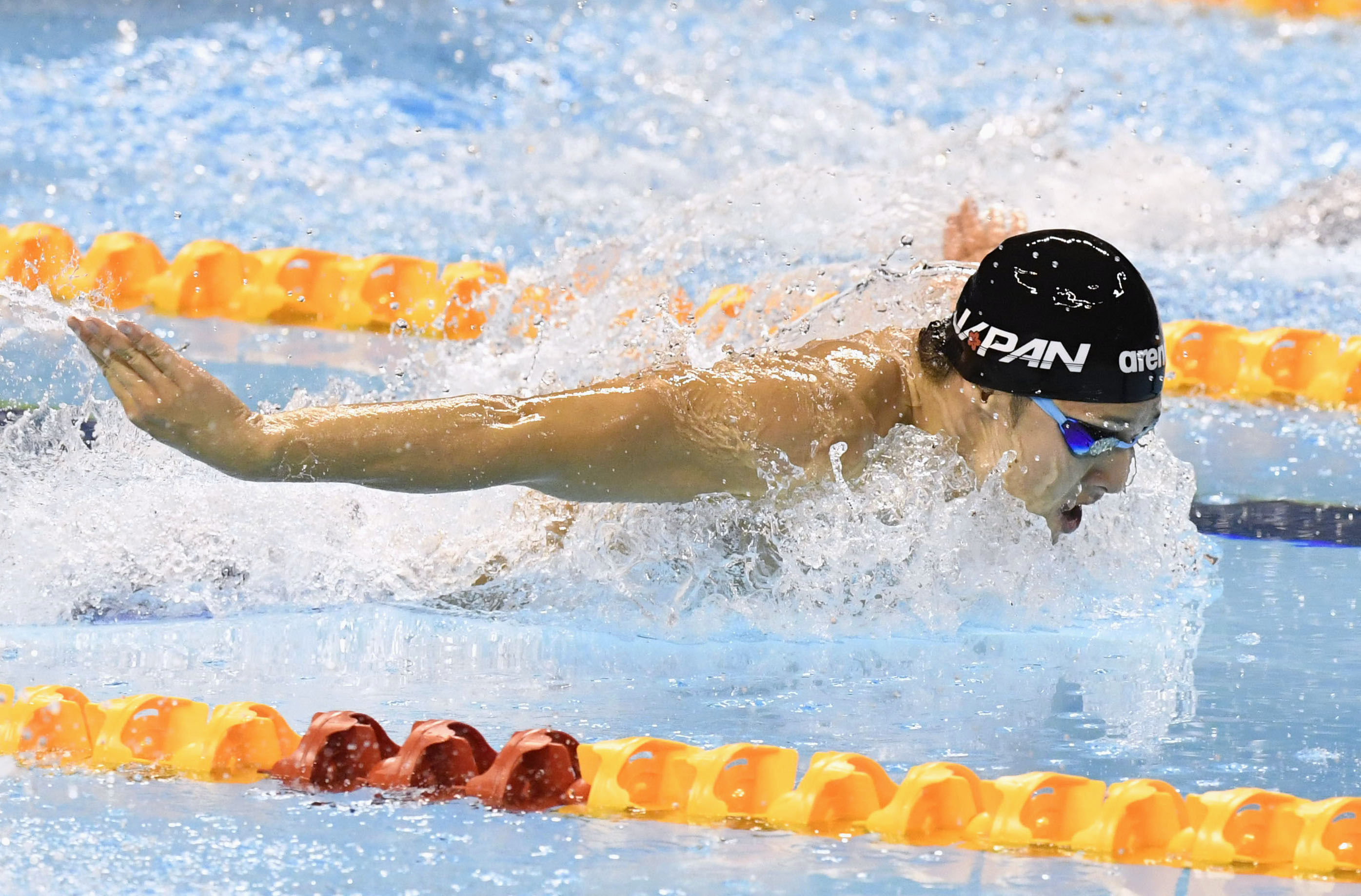 　競泳男子２００ｍ個人メドレー決勝　銀メダルを獲得した瀬戸選手のバタフライ＝台北近郊（共同）