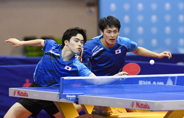 卓球男子ダブルス決勝で、韓国ペアを破り優勝した大島(右)=台北近郊(共同)