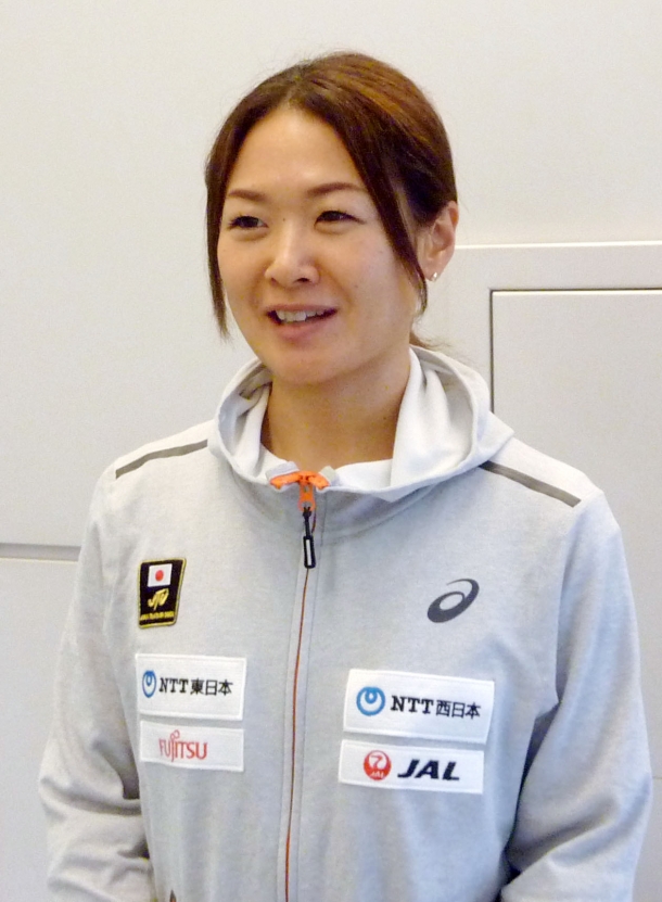 世界パラトライアスロン選手権から帰国し、優勝の喜びを語る谷真海=18日、成田空港