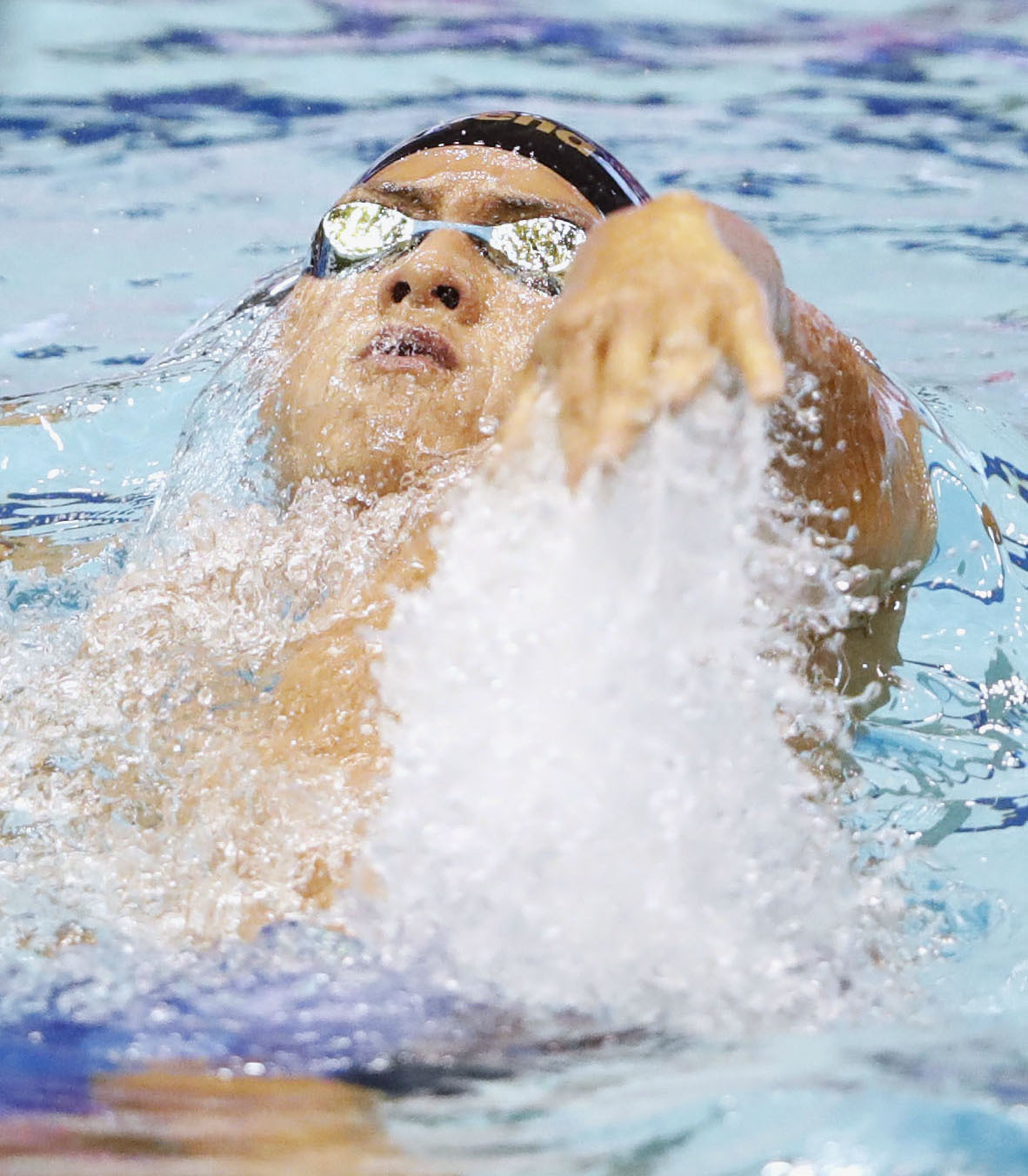 男子400m個人メドレー決勝3分57秒66で優勝した瀬戸選手の背泳ぎ(共同)