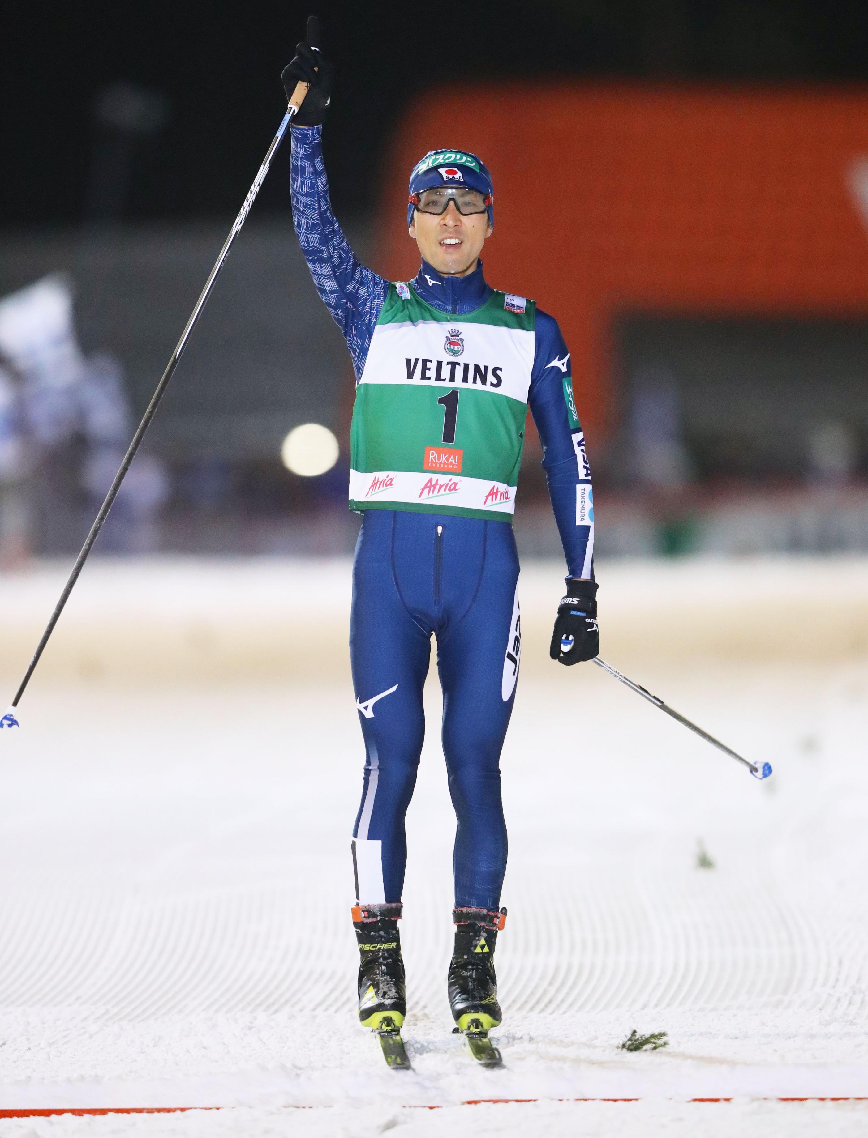 複合個人　右手を上げ、１位でゴールする渡部選手。今季初優勝した（共同）