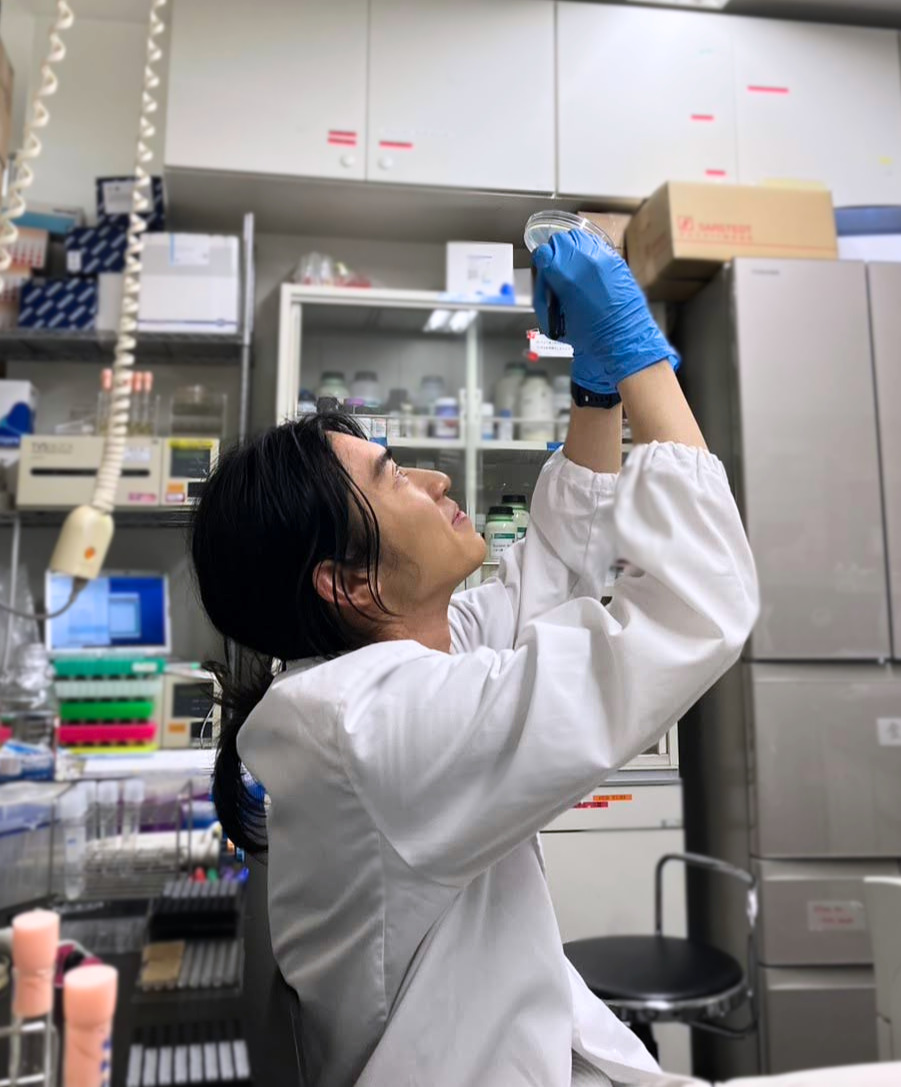 実験中の金子さん