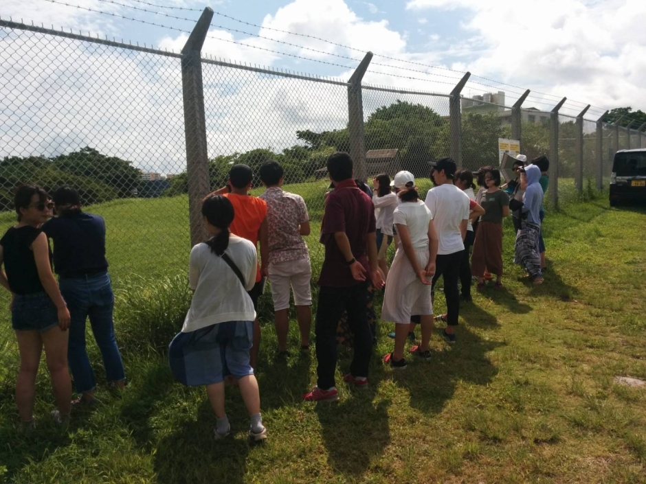 在沖米軍基地をフェンス越しに望む。内側に琉球墓が見える。