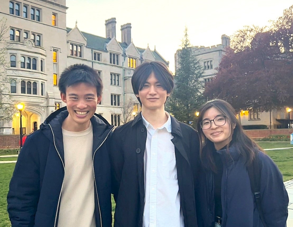 Tatsuhiro Shimizu (center)<br />
School of Political Science and Economics (graduate)