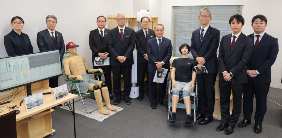 左から、田辺研究室・秋元瑞穂研究助手、株式会社熊谷組・上田真社長、株式会社鴻池組・渡津弘己社長、田辺新一教授、株式会社日建設計・亀井忠夫会長、日油株式会社・宮道建臣会長、住友林業株式会社・光吉敏郎社長、田辺研究室・菅野颯馬講師、新藤幹講師