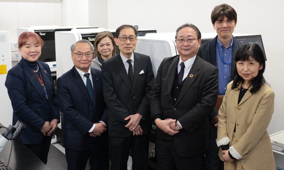 左から、竹山春子教授、日油株式会社・宮道建臣会長、竹山研究室・松永浩子主任研究員、株式会社日建設計・亀井忠夫会長、株式会社鴻池組・渡津弘己社長、アサヒバイオサイクル株式会社・安田源太郎R&D部長、千林紀子社長