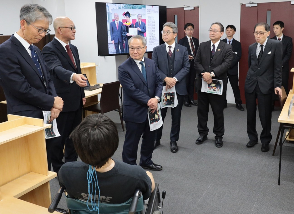 説明を行う田辺新一教授（左から2人目）