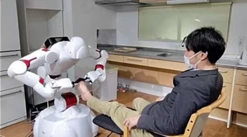 尾形教授らが開発している、靴下を履かせるヒト型ロボット（４月１４日、早稲田大リサーチ・イノベーション・センターで） Photo: 読売新聞社