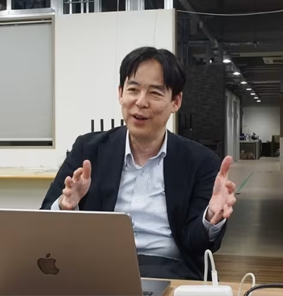 ＡＩロボットの日本の強みを語る尾形教授（４月１４日、東京都新宿区の早稲田大リサーチ・イノベーション・センターで） Photo: 読売新聞社