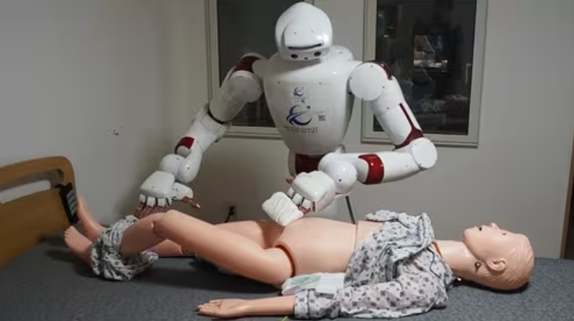 尾形教授らが開発を進めている介護用ヒト型ロボット。要介護者の体を拭くことができる（４月１４日、東京都新宿区の早稲田大リサーチ・イノベーション・センターで） Photo: 読売新聞社
