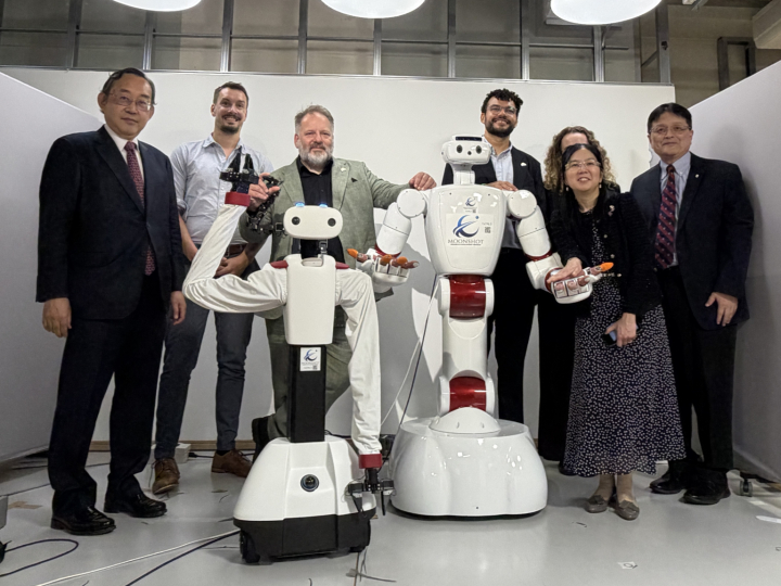ロンドン副市長、早稲田大学でスマートロボットと交流！ |Deputy Mayor of London Howard Dawber visits Waseda University’s Future Robotics Organization