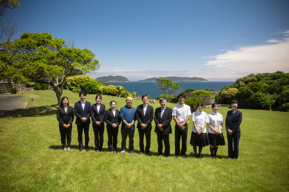 PLA PLA開会記念式典に出席した渡邉義浩 早稲田大学常任理事・早稲田佐賀学園理事長（右から５人目）、濵田秀樹ANAあきんど株式会社取締役会長（右から６人目、本学校友）をはじめとする早稲田大学、早稲田佐賀高校関係者