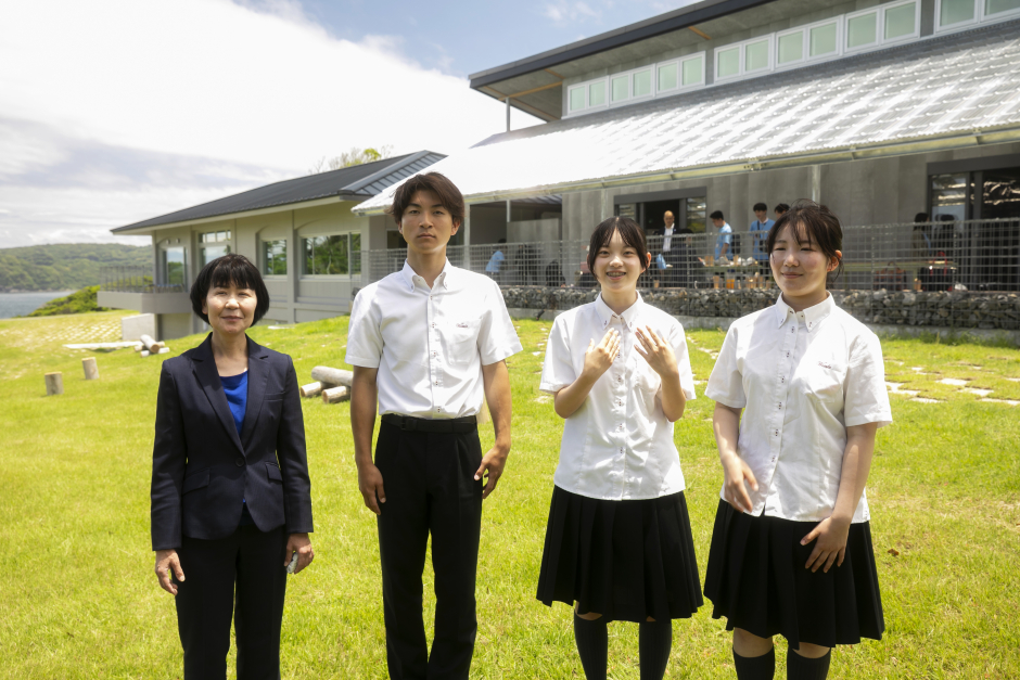 写真左より、平野佐矢子教諭（サスティナ部顧問）、渡邊創太さん、下川鈴乃さん、中西紀乃さん（サスティナ部員）