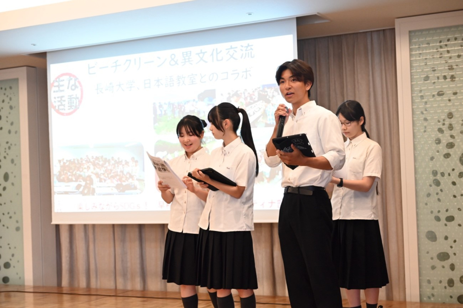 レセプションで発表するサスティナ部（撮影＝唐津シーサイドホテル）