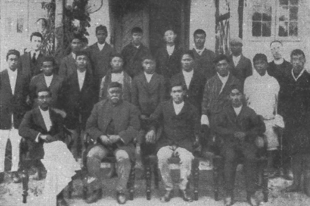 1924年にSUMIで撮影された教員とブータン人留学生らの集合写真