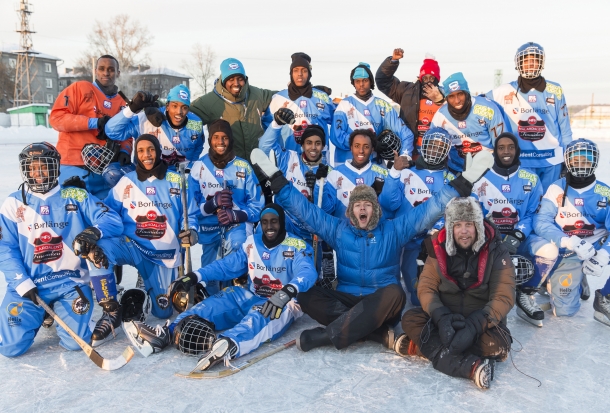 Det somaliska bandylandslaget tillsammans med Filip Hammar och Fredrik Wikingsson. Stillbildsfoto: Skogkvist.