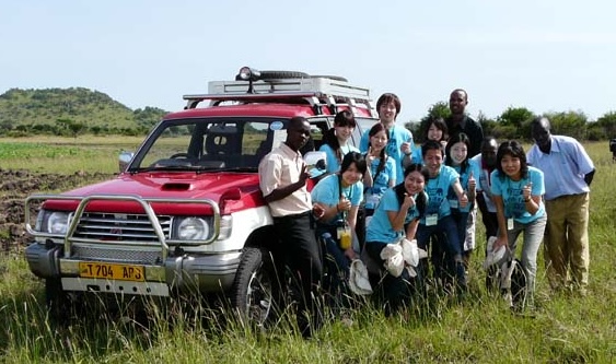 寄贈されたパトロールカーの前に現地関係者が並んでいる。