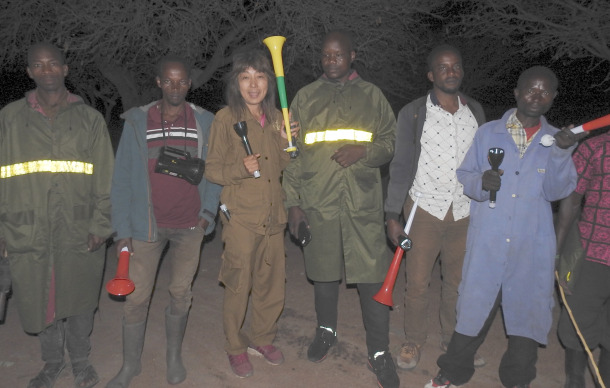 夜間パトロールに向かう追い払い隊と岩井准教授。