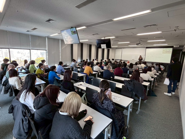 セミナー会場の全景。参加者が集まり、前方で講演が行われている。