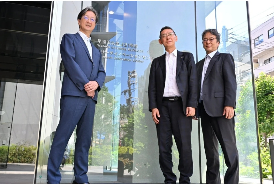 関電と早大は包括連携協定を結んだ（左から森本教授、藤野副社長、林教授）Photo:読売新聞社