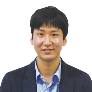 政治経済学部4年 中川 健吾 NPO法人ドットジェイピーの運営する議員インターンシップに参加。終了後、同法人の関東第二支部代表に就任。2014年杉並区長選挙に先立ち企画された「杉並区長ネット模擬選挙」に当選。実際の区長選候補者と公開討論会で肩を並べた。