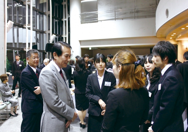 ▲総長招待の奨学生の集いの様子。奨学課では年に数回「奨学生証授与式」や「奨学生の集い」を開催しています。奨学生の集いでは、奨学生同士の交流を深めることはもちろん、総長ともお話をすることができます。