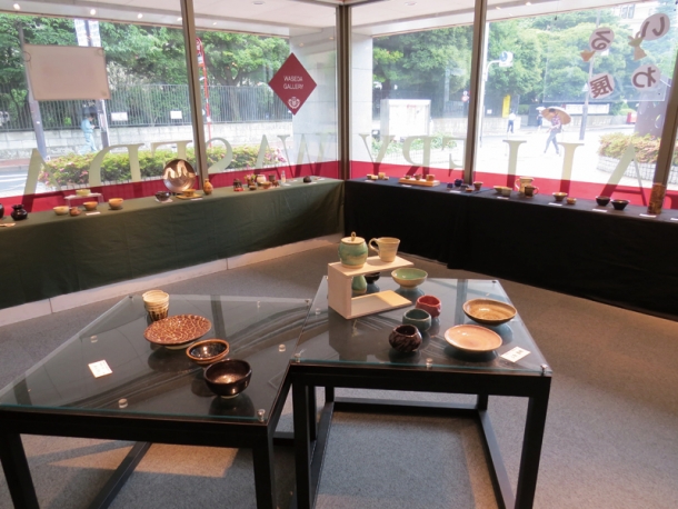 ▲「早稲田学生文化・芸術祭」ワセダギャラリー展示風景(陶芸部稲穂釜)