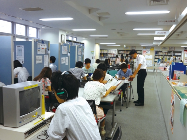 ▲主な業務は、就職進路相談、就職ガイダンス、業界と企業研究講座、合同企業説明会、低学年みらい設計講座、求人情報、インターンシップ、外国人留学生就職支援など