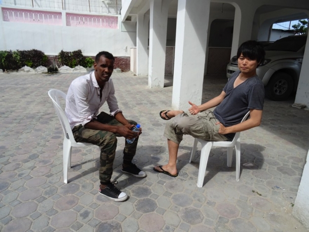 Pictured on the left is Shiren, a participant in “Movement with Gangsters” and a former gang member. In July 2016, Nagai reunited with Shiren in Mogadishu after he returned to his home country. (Taken from Nagai’s twitter account @ you___27)