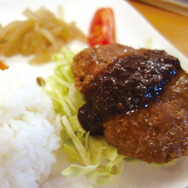 A dish served at the “Fuku♡ Café”—a hamburg steak plate cooked like a traditional miso dengaku dish from the Aizu region.