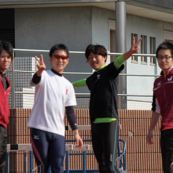 As the personal best times of many of the runners of the track and field student club are so close to each other, they can battle each other as fellow teammates.