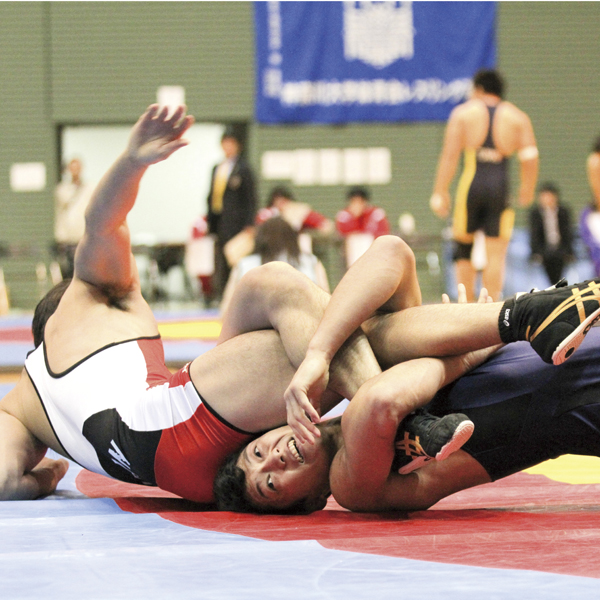 The Prime Minister’s Cup All Japan University Wrestling Championships, where the top university freestyle wrestlers in Japan are determined. Hosaka won gold for the second consecutive year in the 74 kg weight class.　 Photo credit: Waseda Sports Newspaper Association