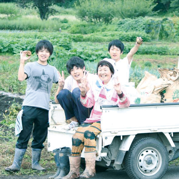 The one-night, two-day “Farm Village Stay” event. Participants were able to fully enjoy the attractions of Fukushima through farm work and sightseeing.