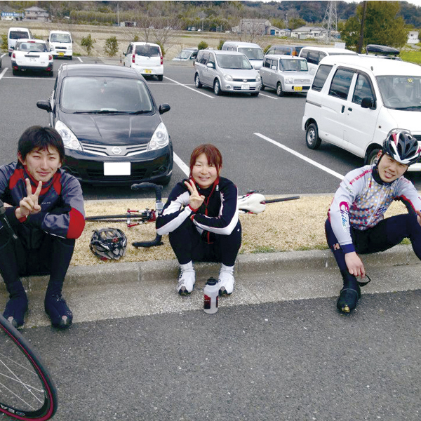 Friends in the Cycle Club respect each other. During road race training, they sometimes go as far as Okutama