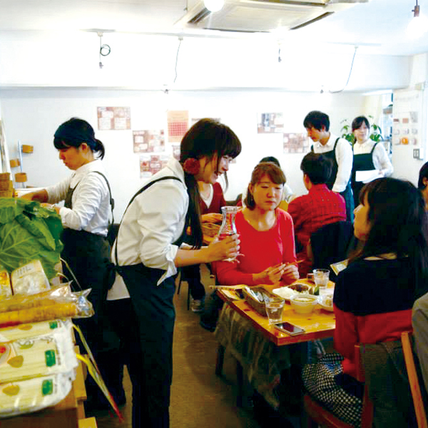 At the “Fuku♡Café,” an event to be held to help promote Fukushima. With the cooperation of local farmers and others, the café stocked fresh ingredients from Fukushima. The event was a great success, with the café constantly filled to capacity.