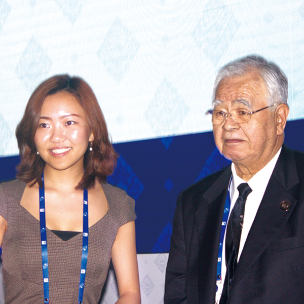 With Hiromasa Yonekura, Chairman of Keidanren (Japan Business Federation), at APEC. During the week-long session, Yoshinaga exchanged words with the heads of various countries and the CEOs of numerous companies.