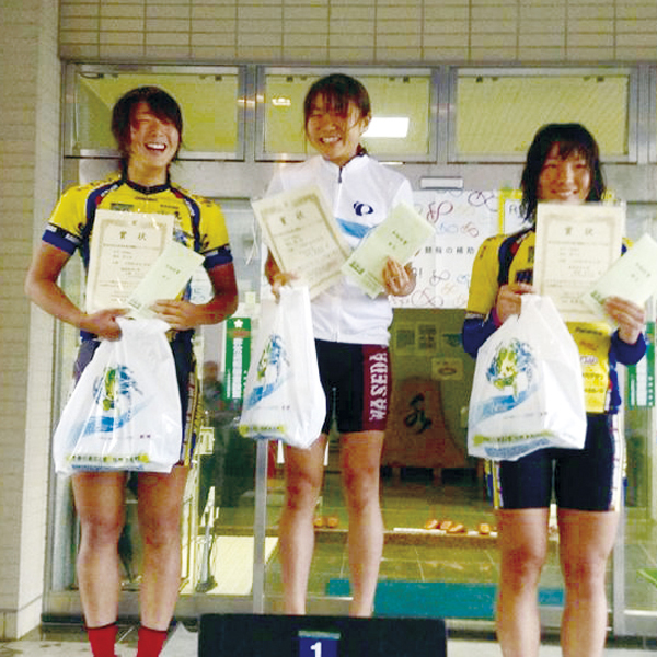 Goda being awarded after winning the All-Japan Intercollegiate Individual Road Race. Her slender, slightly less than 160 cm physique is surprising.