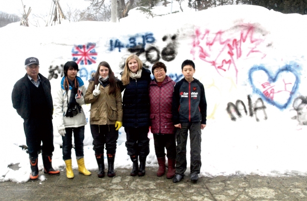With homestay family in Mogami-machi, Yamagata Prefecture (Zoe is third from right)