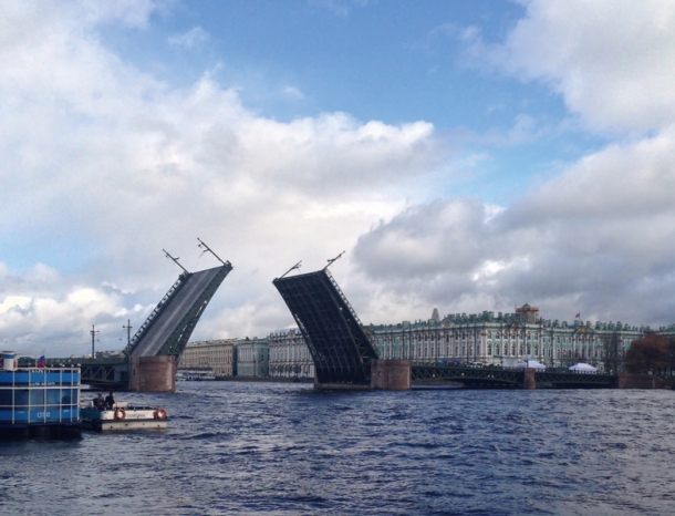 The bridge is raised in the middle of the night!? Several large merchant ships enter port in the centre of the city via the Neva River which runs through the city. For that reason, when the ships come and go during the night, the Palace Bridge spanning the Neva River is raised. (Offered By:WASEDA WEEKLY)