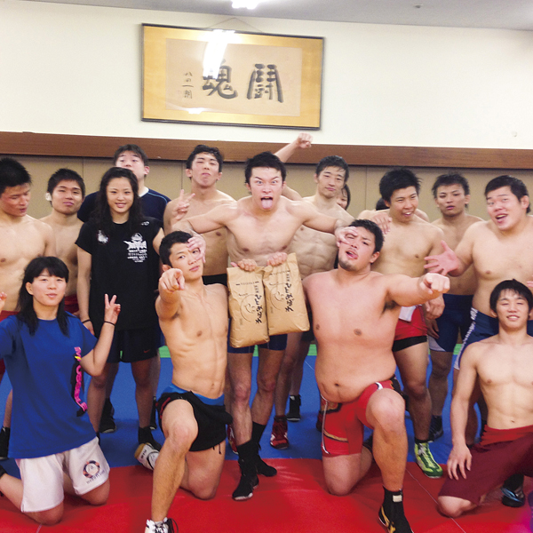 Under Team Captain Hosaka, the Waseda Wrestling Team strives to practice with a happy and harmonious atmosphere.