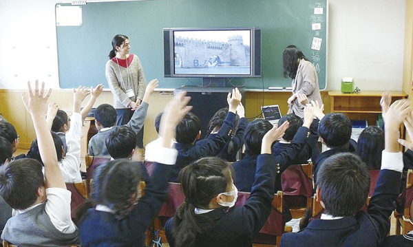 Introducing Azerbaijan to primary school students at an ICC Outreach activity