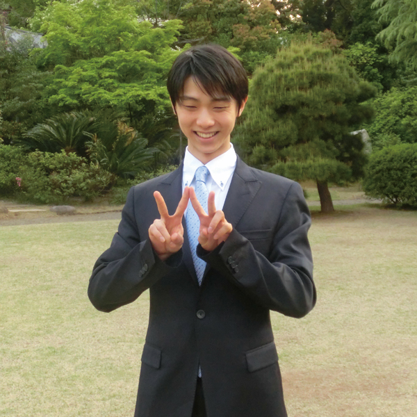 Slightly self-consciously, Hanyu gives a double peace sign while strolling in Okuma Garden.