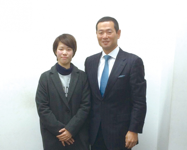 Reporter took a picture together with Masumi Kuwata (former NPB player)