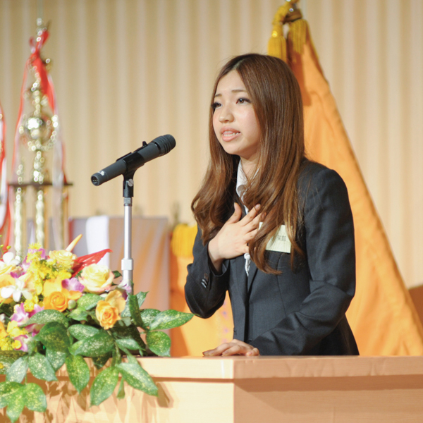 Ishikawa presenting a seven-minute speech without a script. Making one’s speech with plenty of emotion is also an important judging point.