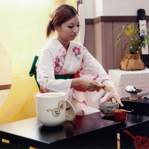 In high school Ishikawa belonged to the tea ceremony club. As a child, Ishikawa lived overseas and learned the importance of studying Japanese culture