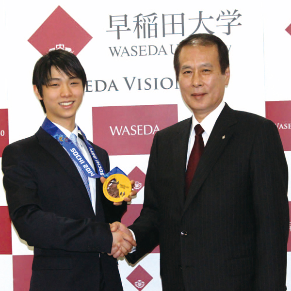 Shaking hands with Waseda President Kaoru Kamata. Hanyu, triple crown winner, discussed winning gold at the Grand Prix Final, the Olympics, and the World Figure Skating Championships.