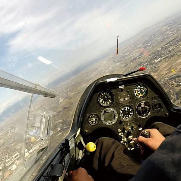 There are many instruments in place in the cockpit; its structure differs little from that of ordinary aircraft, save that gliders are unpowered.